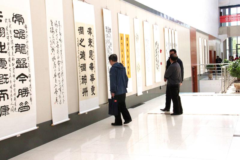 唐山市群众艺术馆5月1日在艺术展厅举办河北湖南毛体书法巡展 (7).JPG