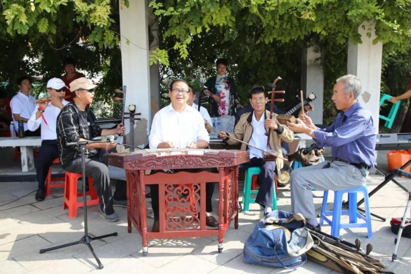 9.海北镇农民乐队合奏表演.jpg