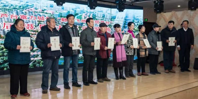 9.  开发区党工委委员、管委会副主任韩自安为入围奖获得者代表颁奖.jpg