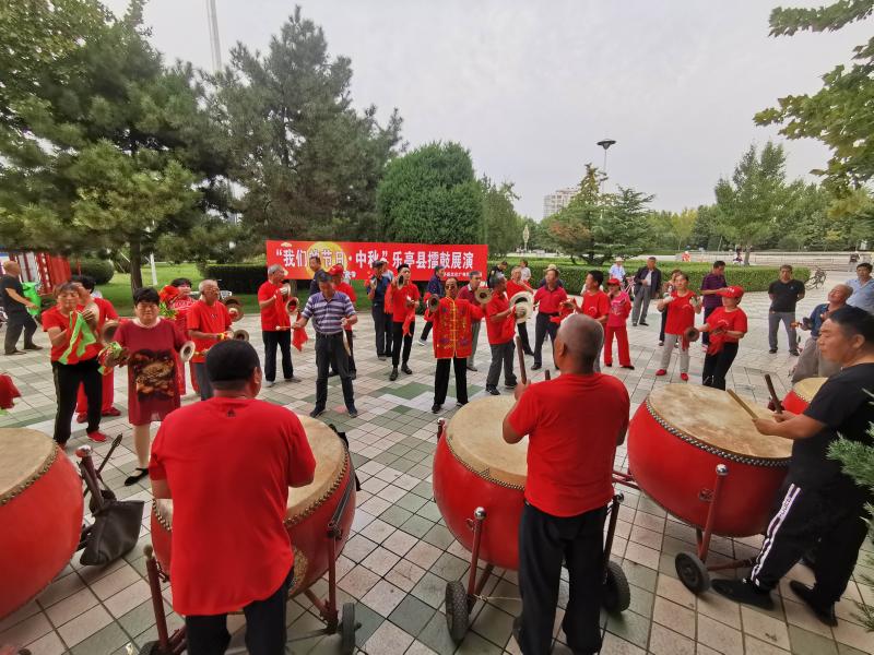 青春广场乐亭擂鼓演出.jpg
