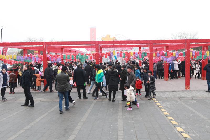 主会场市民猜灯谜2.JPG