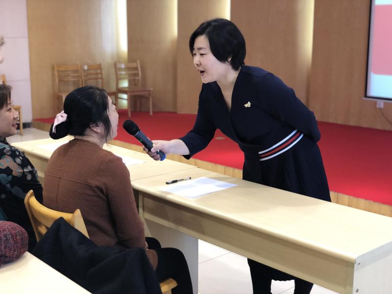 阿姨与大家分享自己的育儿经验.jpg