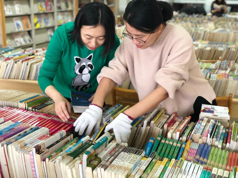 图为工作人员正在整理下架图书.JPG