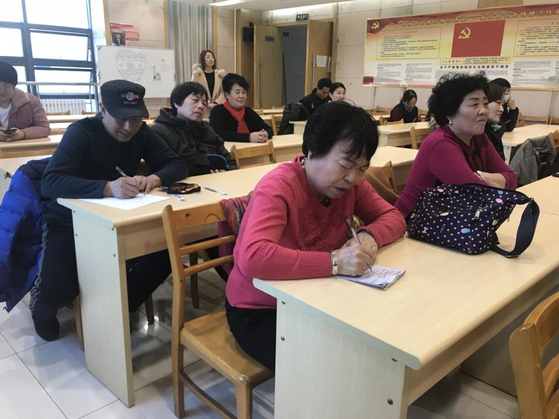 边听老师讲边做笔记.jpg