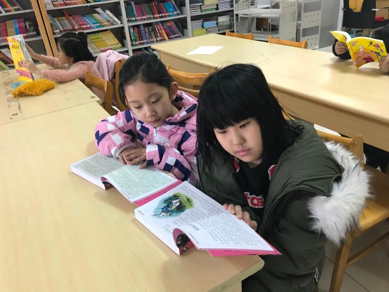 两个好朋友一起相约来图书馆看书.JPG