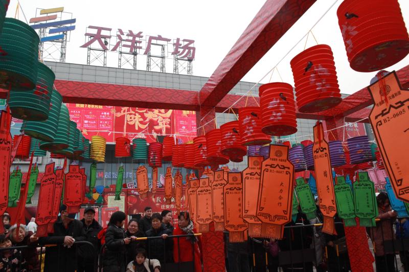 主会场在场外等待进场竞猜灯谜的市民.JPG