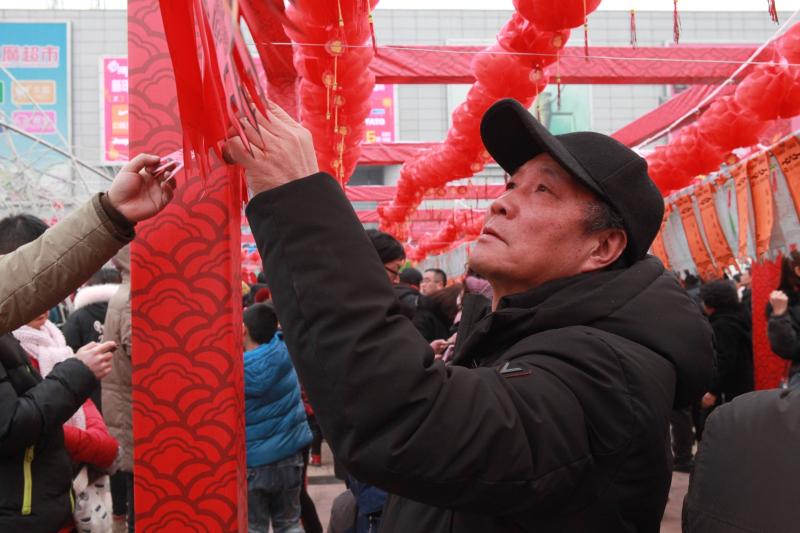 主会场市民猜灯谜3.JPG