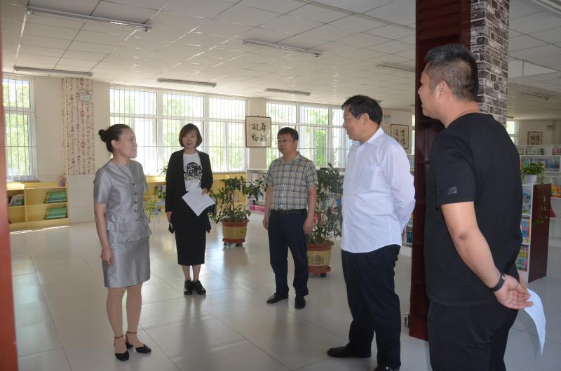 3、参观马兰社区完全小学图书室.jpg