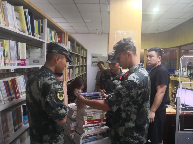 3馆员和战士们清点书籍.jpg