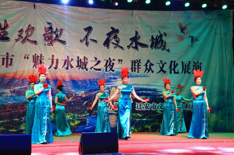 华服基地表演模特走秀《新女人花》.jpg