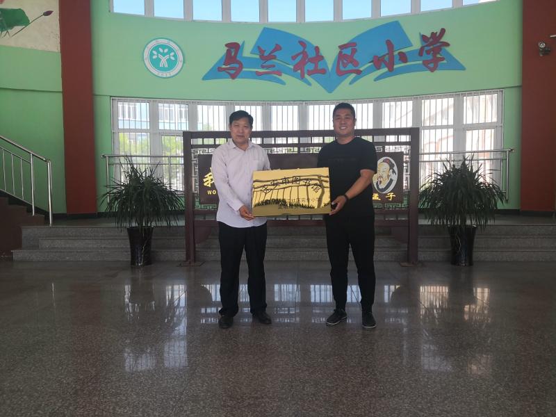 1、迁安市文化广电和旅游局主任科员何府忠为马兰社区完全小学校长张学超授牌.jpg