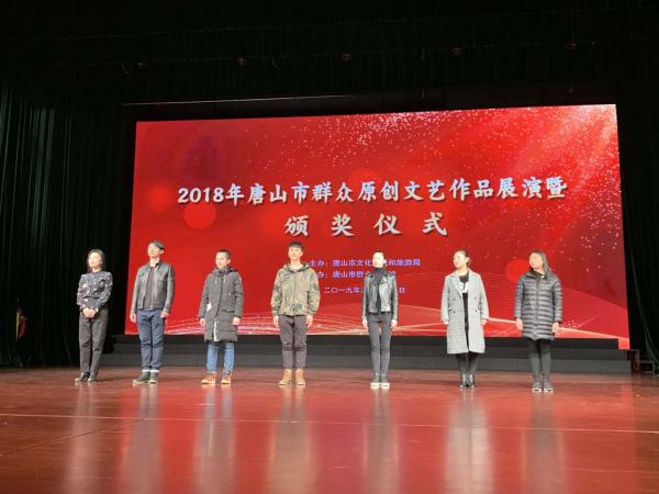 市文化馆舞蹈教师柴福根上台领奖.jpg