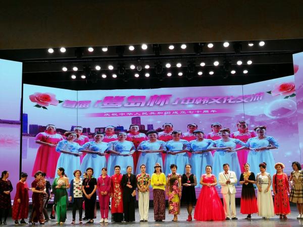 秋韵合唱团领队宁才老师上台领奖.jpg