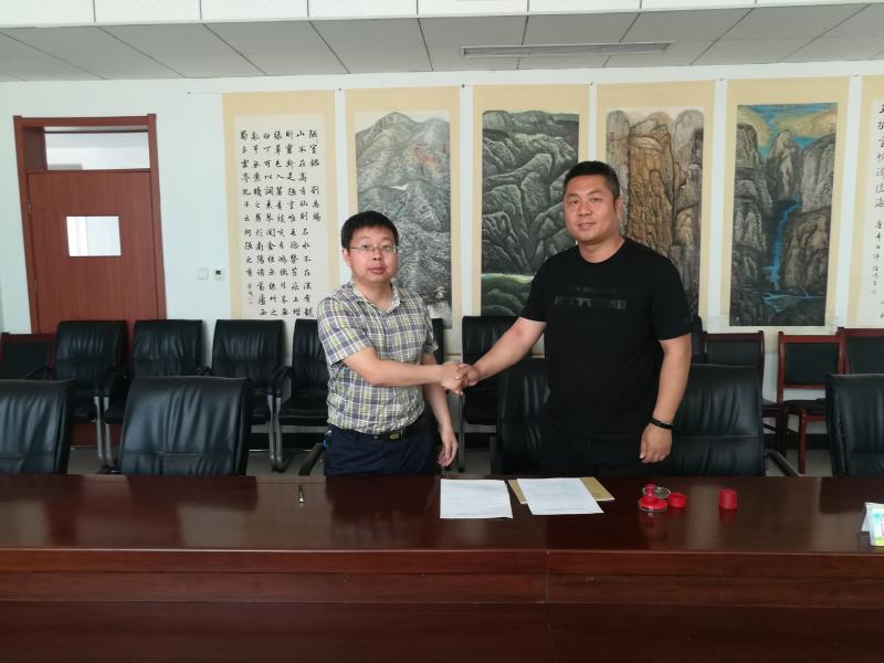 2、迁安市图书馆馆长刘健全与马兰社区完全小学校长张学超签署流动服务协议.jpg