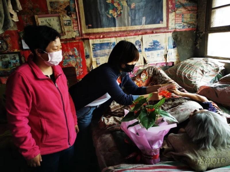 6.海港开发区妇联组织母亲节慰问活动.JPG