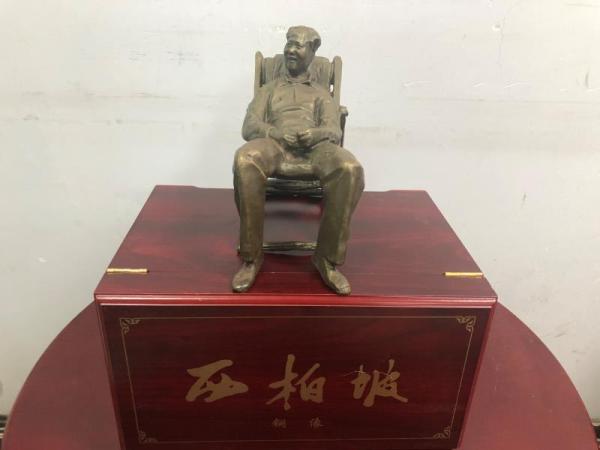 宋淑芬捐赠毛泽东铜像.jpg