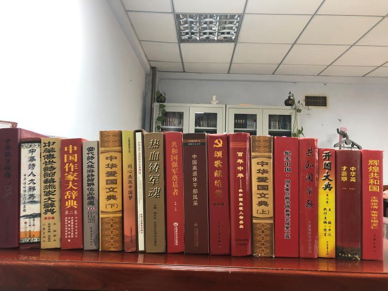 宋淑芬捐赠图书.jpg